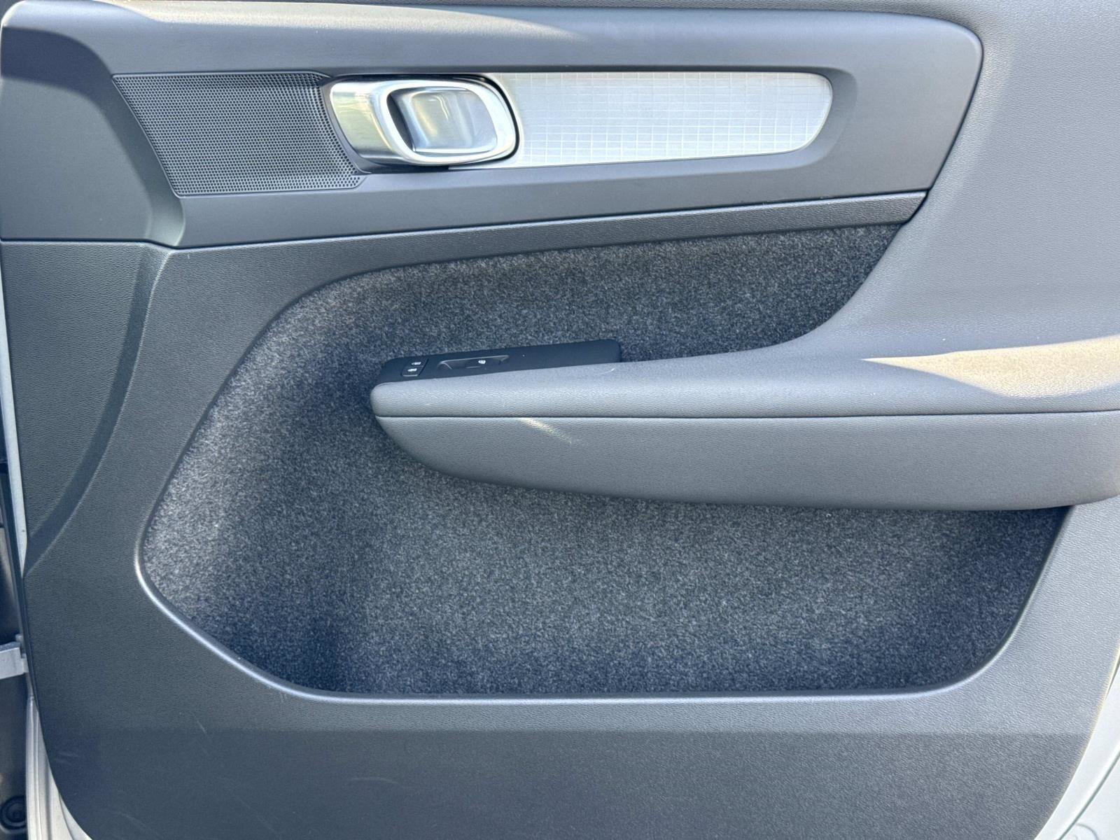 Used 2024 Volvo XC40 B5 Core image 19