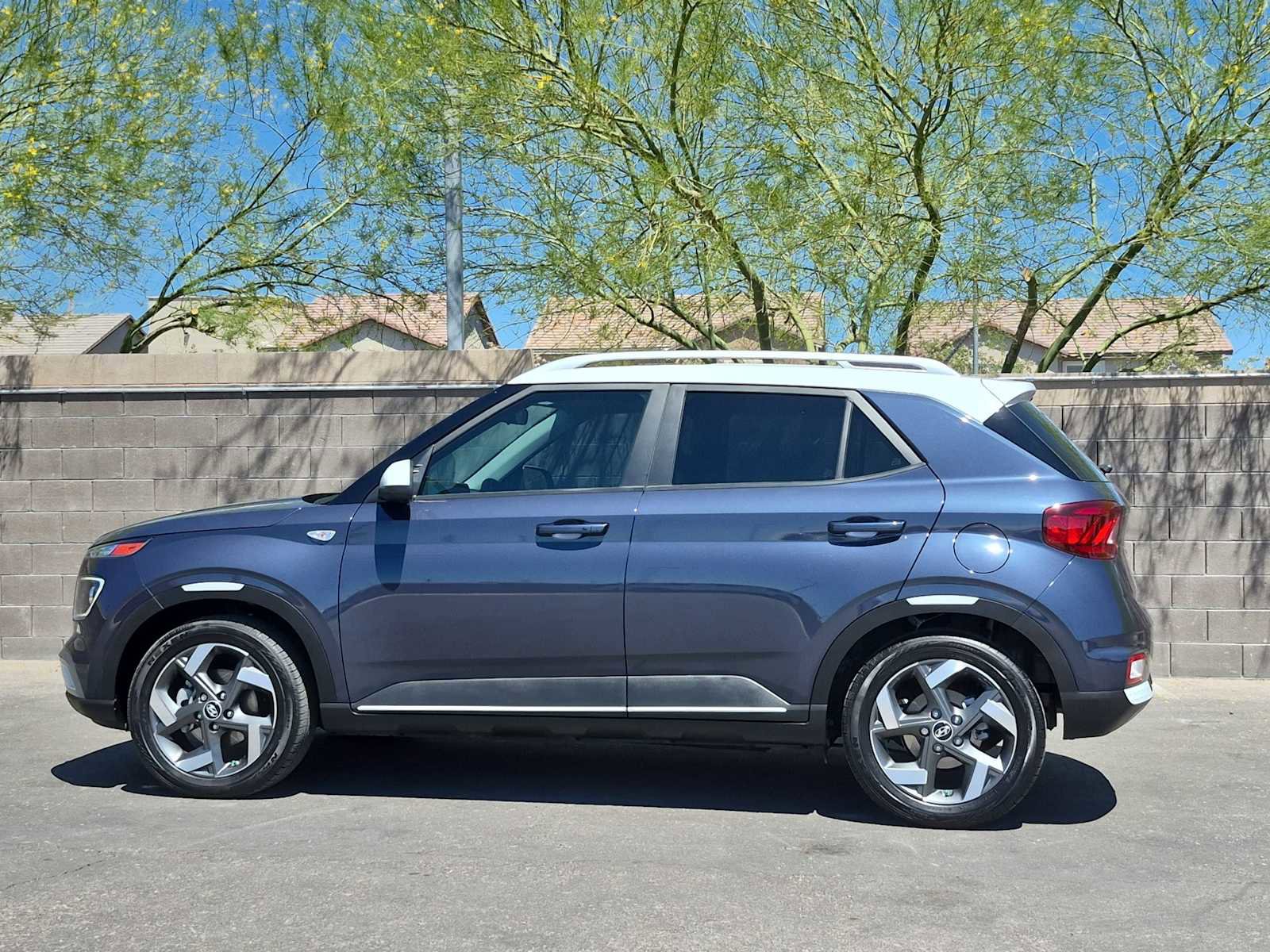 Used 2024 Hyundai Venue Limited FWD image 5