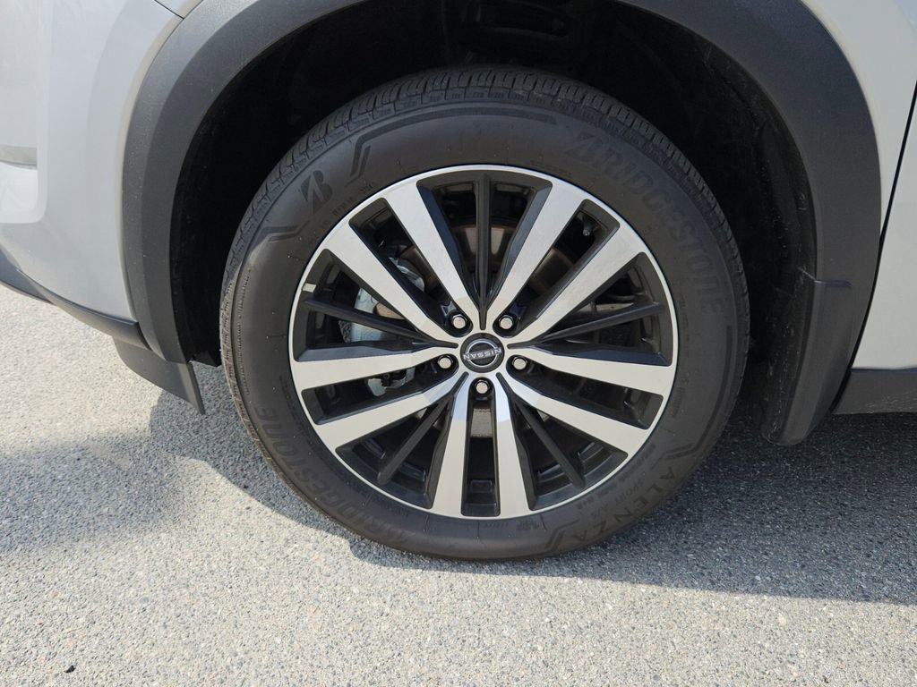 Used 2025 Nissan Pathfinder Platinum w/ Black Appearance Package image 9