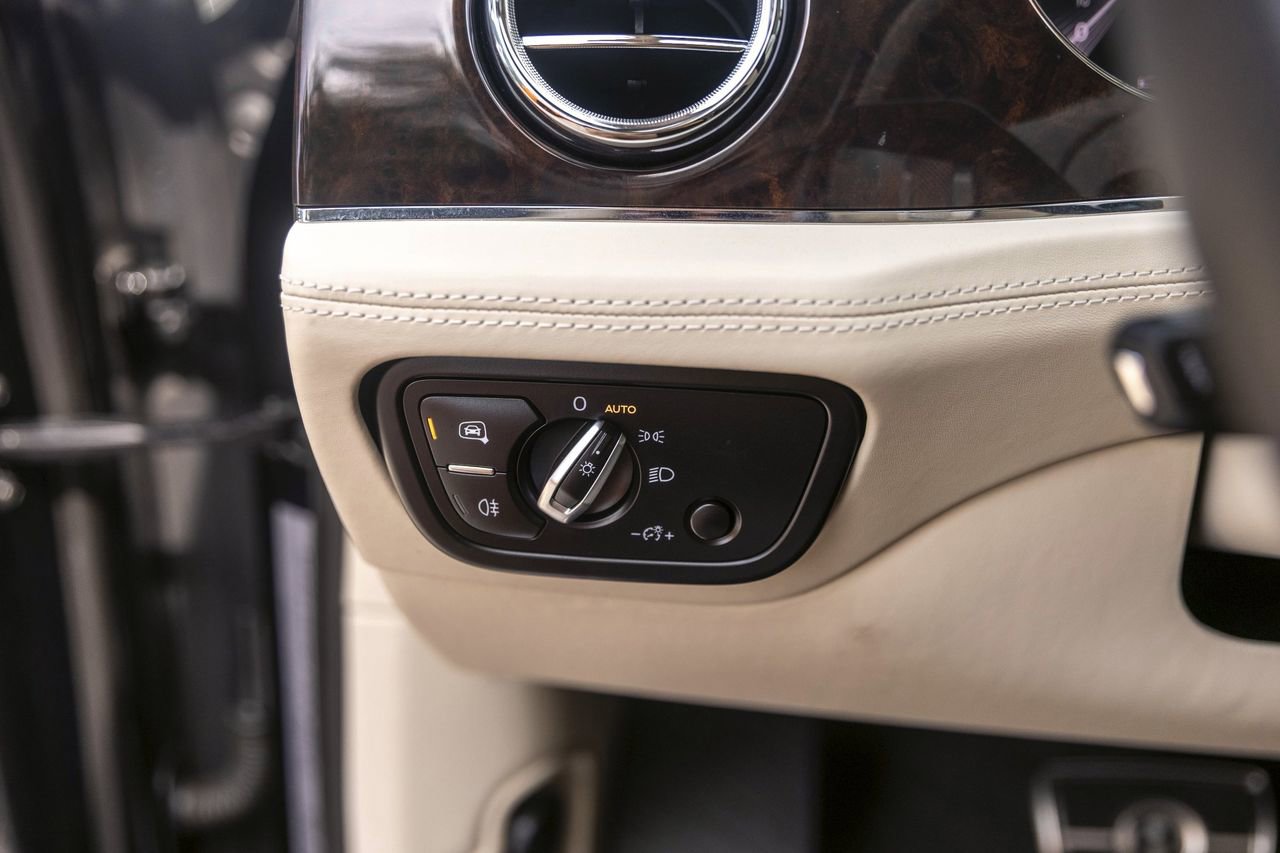 Used 2021 Bentley Bentayga AWD/4WD image 30
