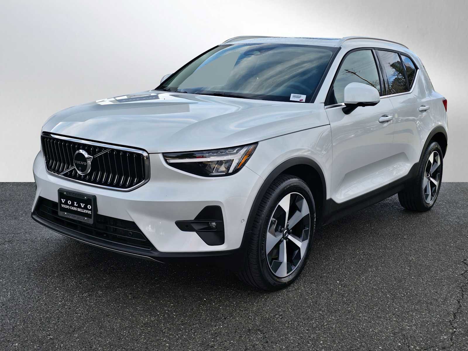 Certified 2025 Volvo XC40 B5 Plus image 7