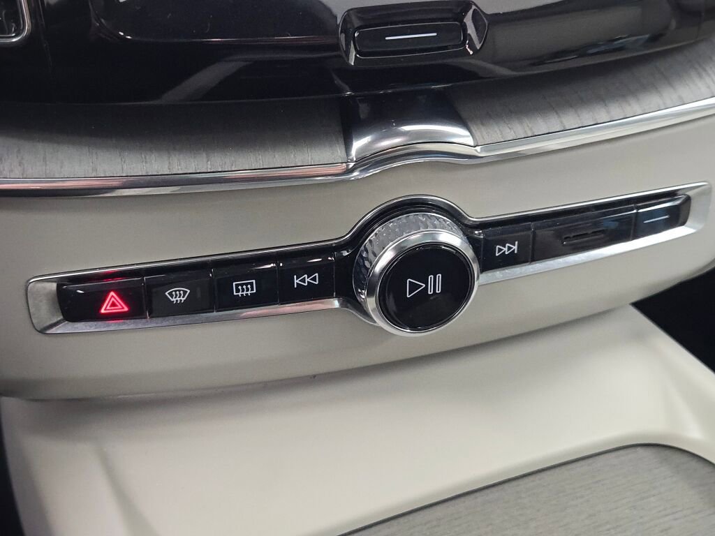 Used 2023 Volvo XC60 B5 Plus image 29