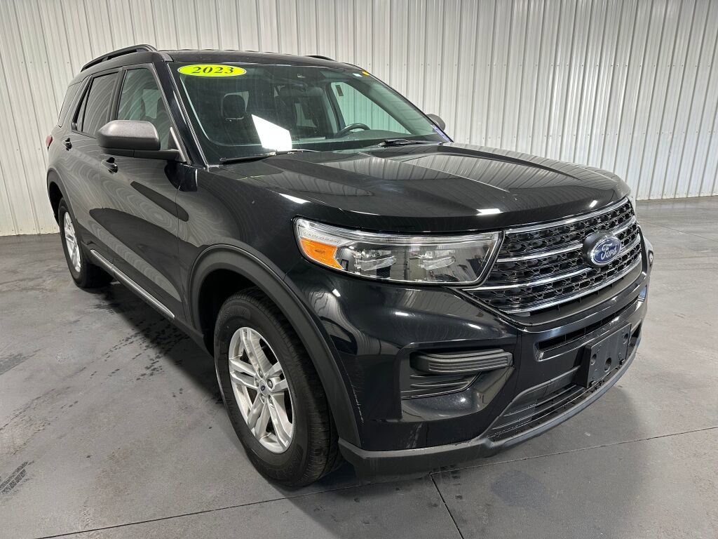 Used 2023 Ford Explorer XLT image 2