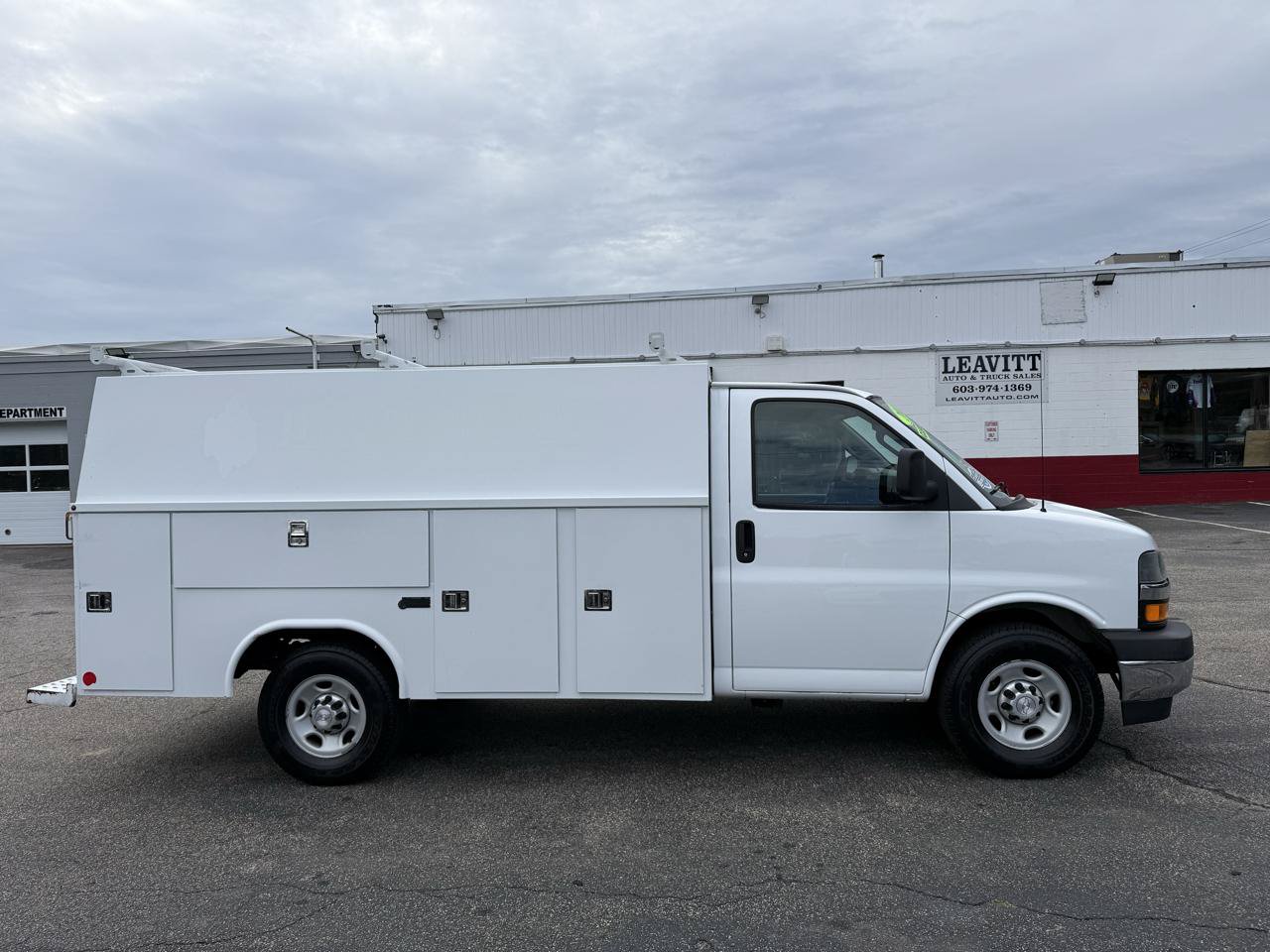 Used 2017 Chevrolet Express 3500 RWD image 23