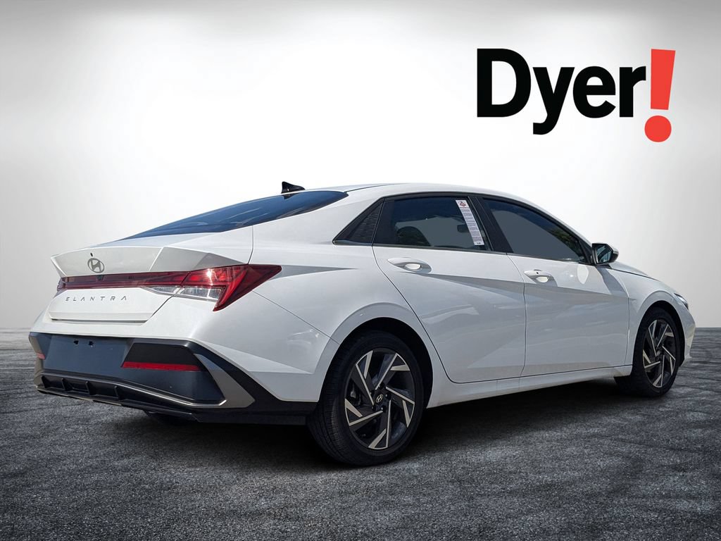 Used 2025 Hyundai Elantra SEL FWD image 3