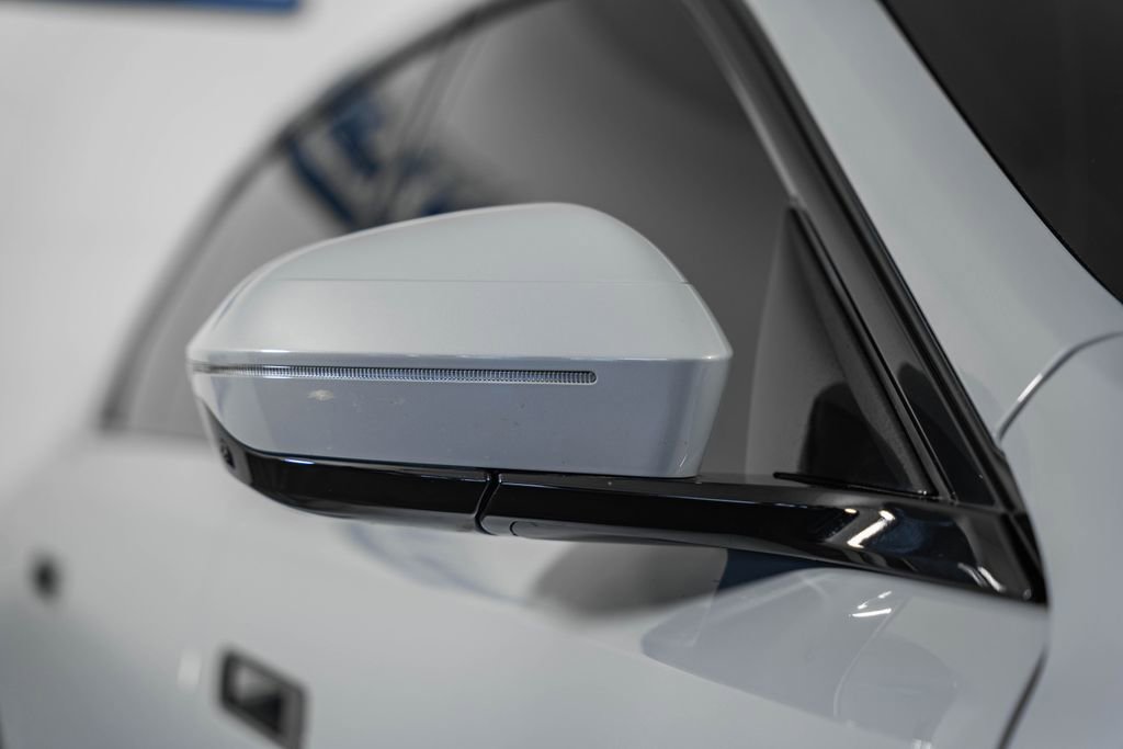 Used 2025 BMW 750e xDrive image 15