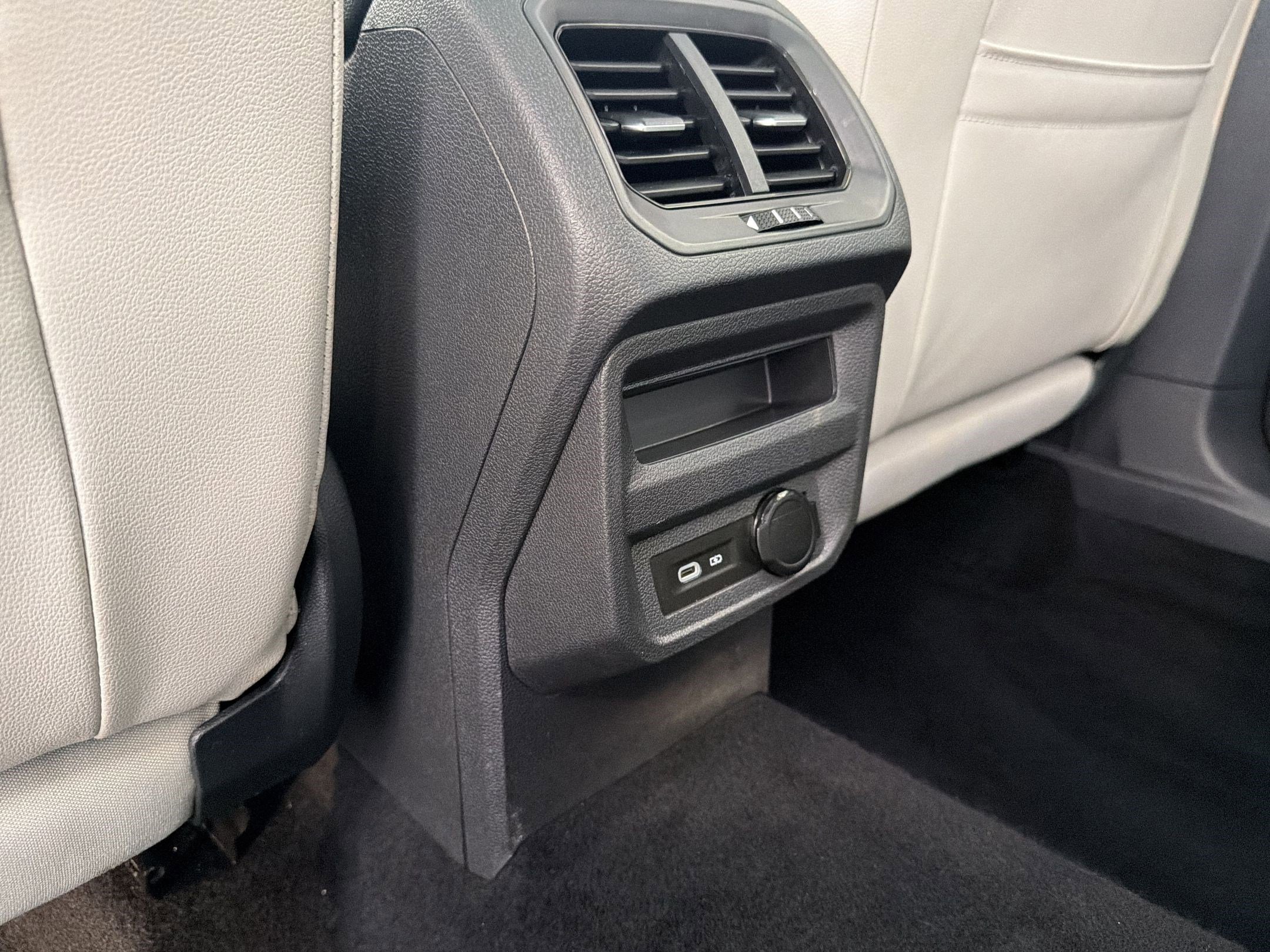 Used 2021 Volkswagen Tiguan SE w/ Panoramic Sunroof Package image 32