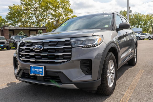 Used 2025 Ford Explorer Active AWD/4WD image 2