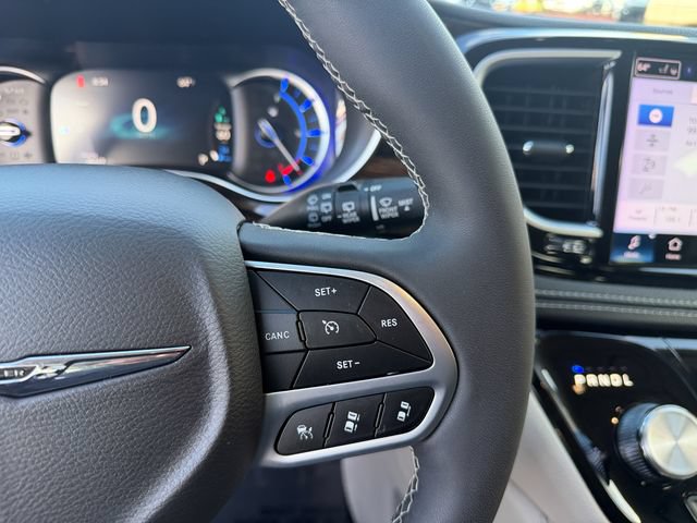 Used 2023 Chrysler Pacifica Limited w/ Uconnect Theater Family Group FWD image 28