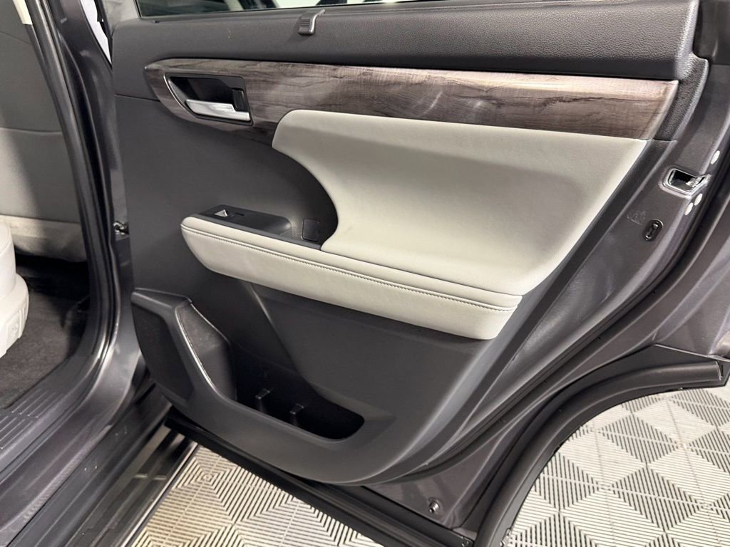 Used 2024 Toyota Highlander Platinum image 29