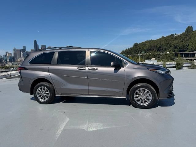 Used 2021 Toyota Sienna LE w/ LE Plus Package AWD/4WD image 2