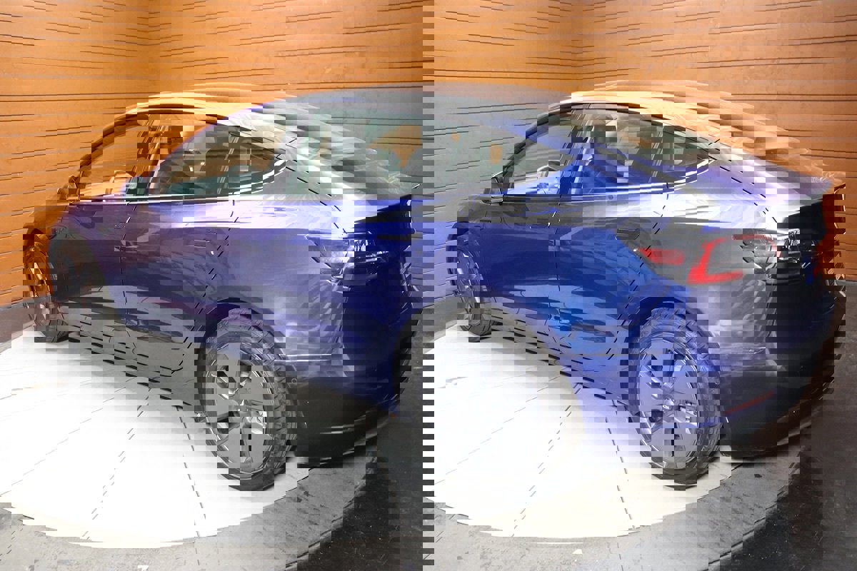 Used 2022 Tesla Model 3 Standard Range image 9