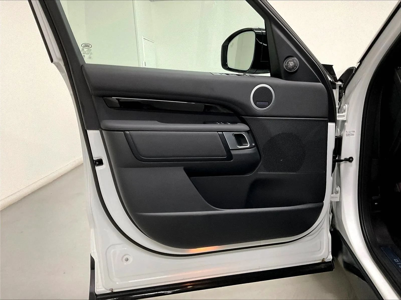 Used 2025 Land Rover Discovery S AWD/4WD image 17