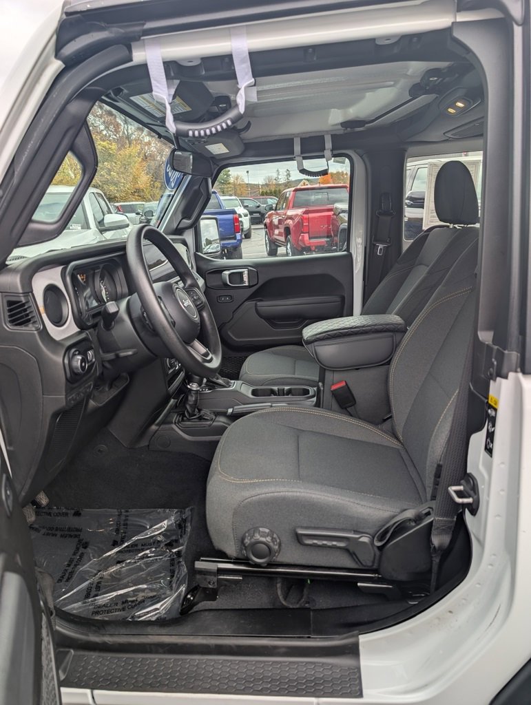 Used 2025 Jeep Wrangler Sport image 15