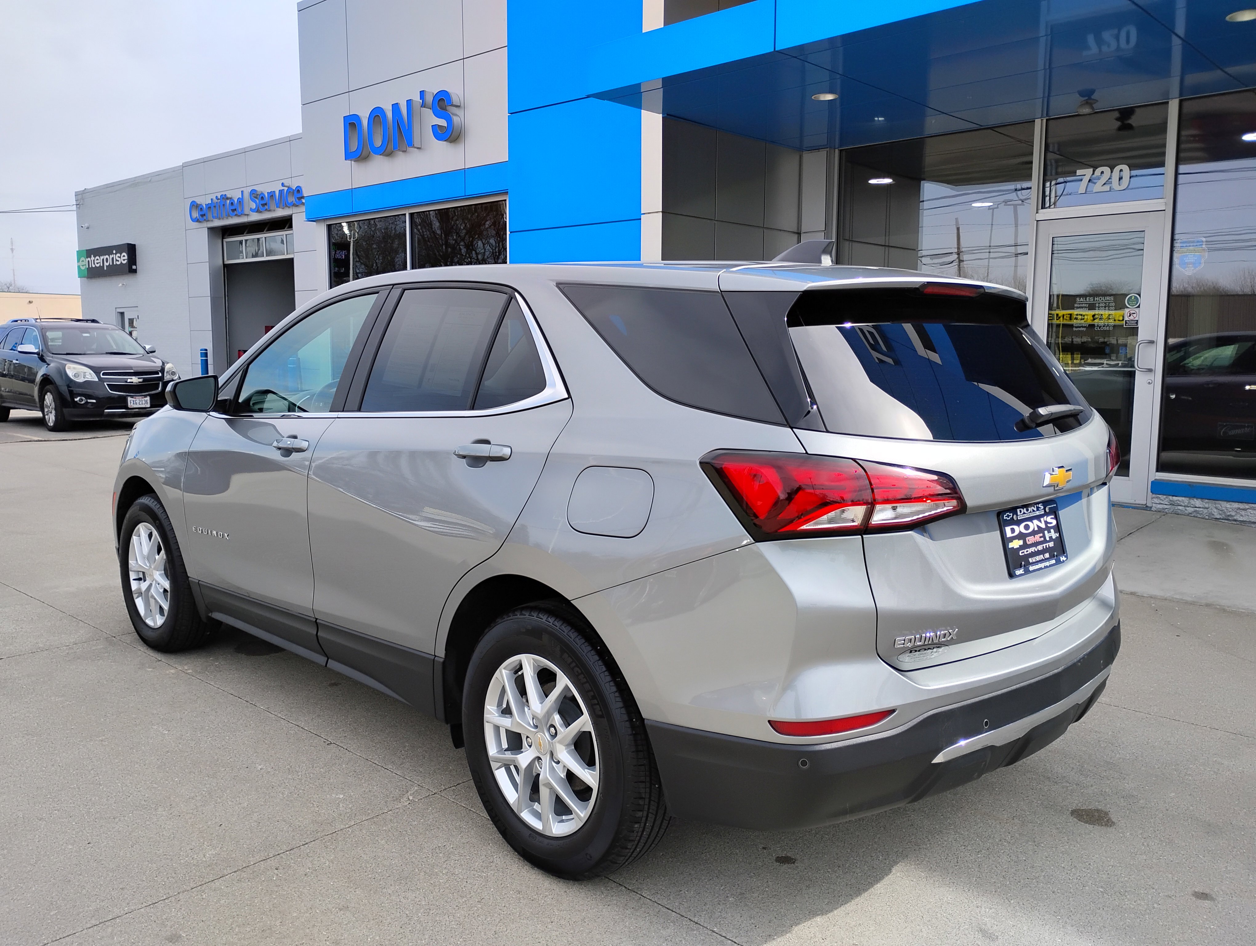 Used 2024 Chevrolet Equinox LT FWD image 2