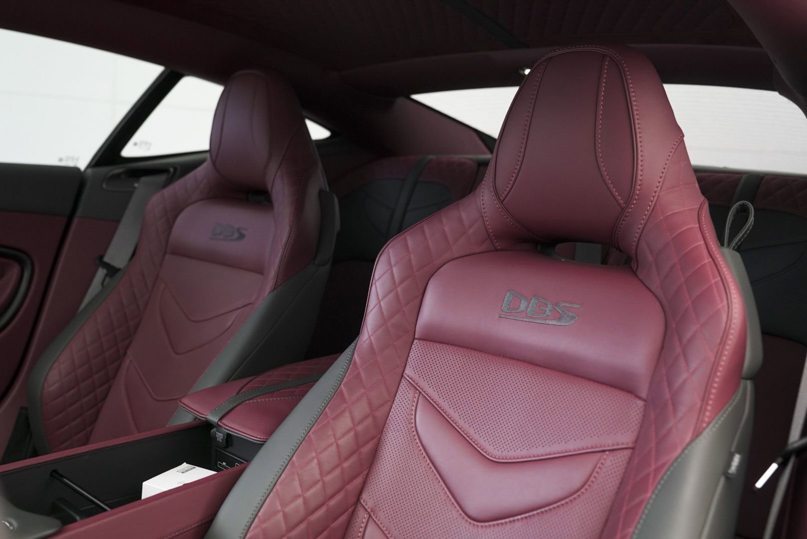 Used 2023 Aston Martin DBS Coupe image 2