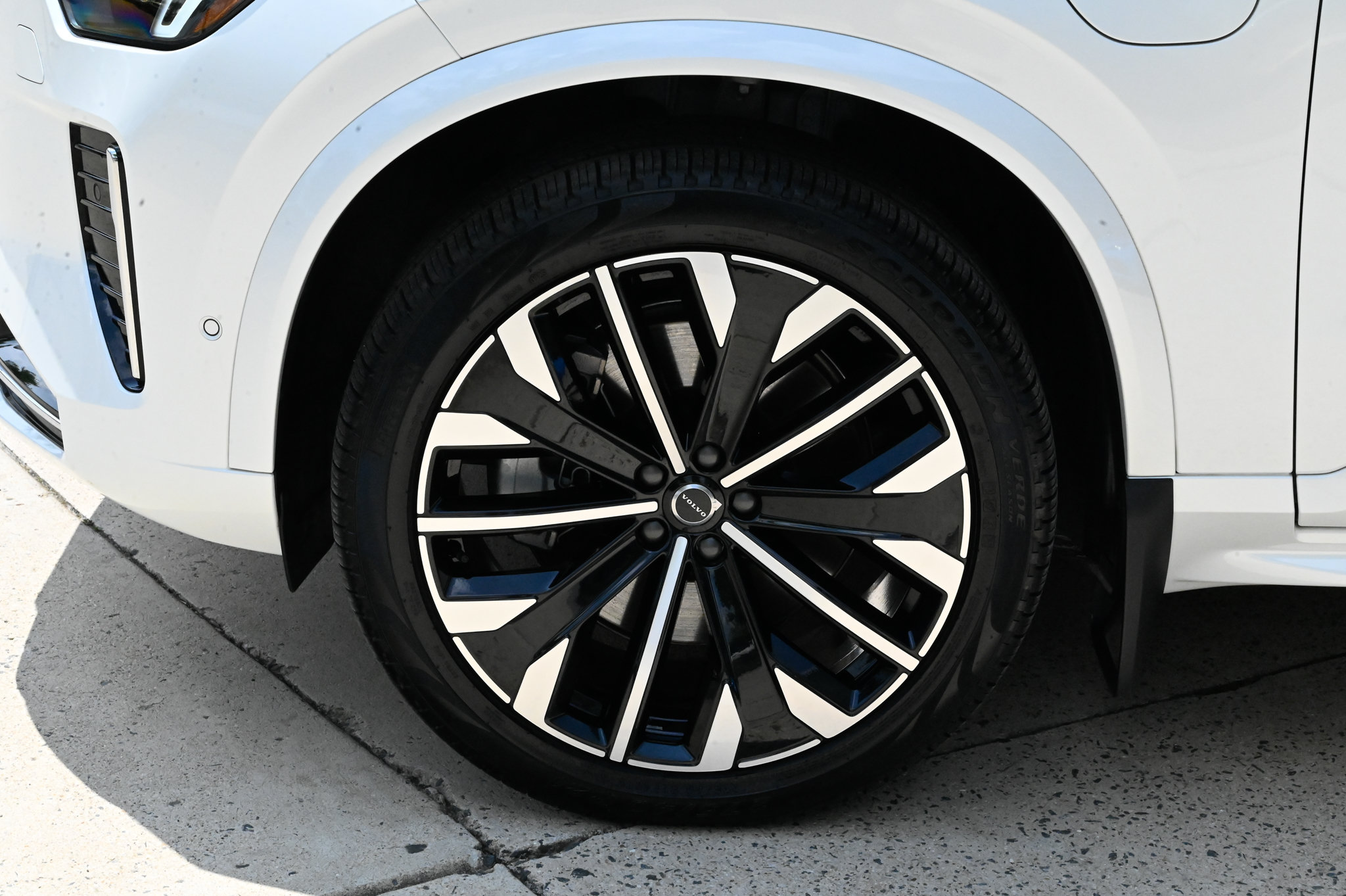 Used 2025 Volvo XC90 T8 Ultra w/ Protection Package Premier AWD/4WD image 9