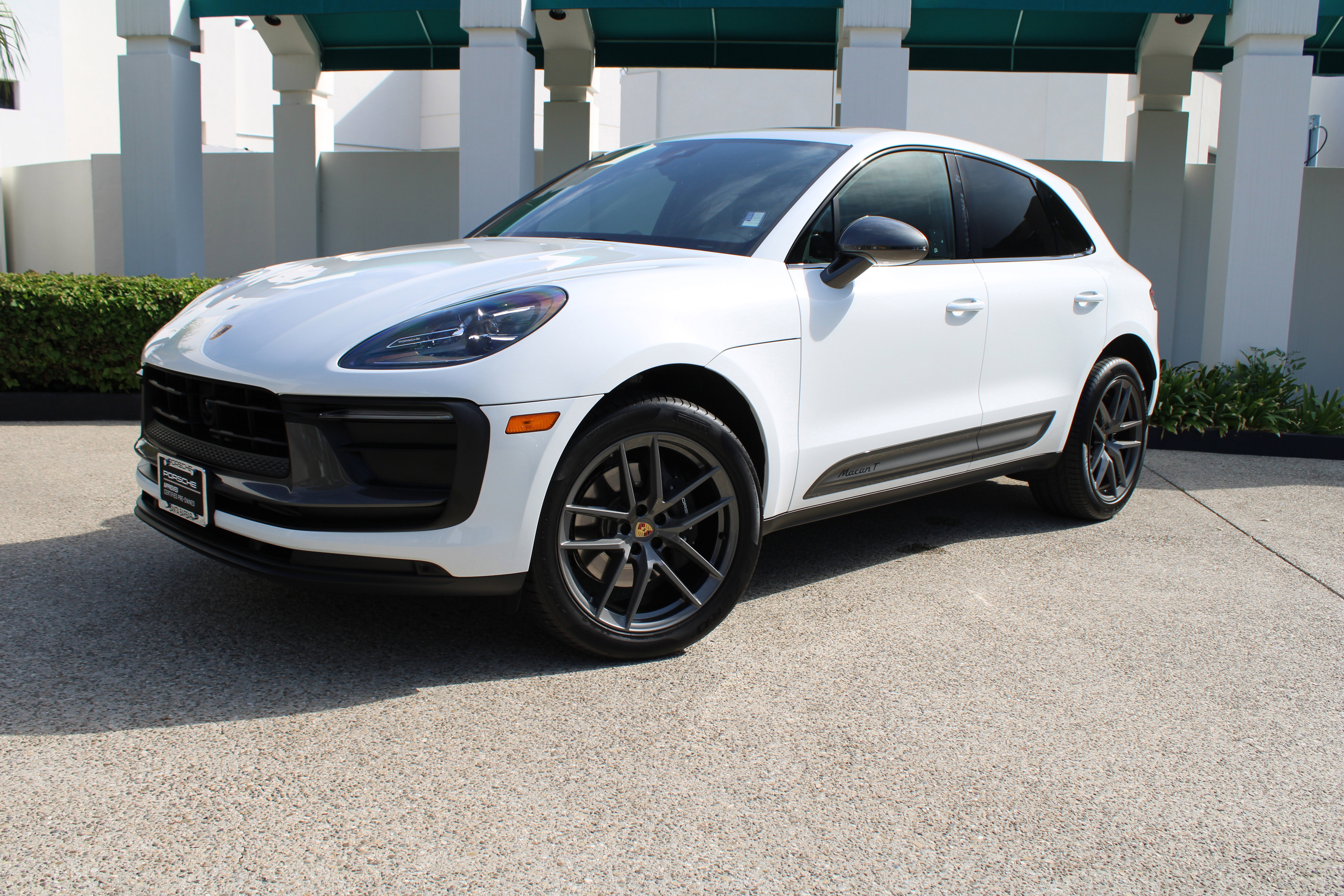 Certified 2025 Porsche Macan Turbo image 1