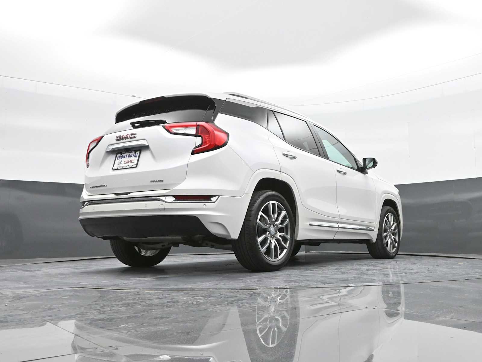 Used 2024 GMC Terrain Denali w/ Denali Premium Package image 43