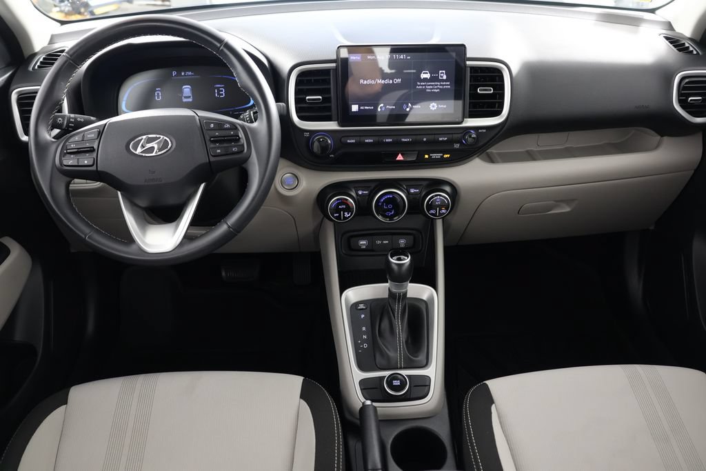 Used 2024 Hyundai Venue SEL FWD image 2