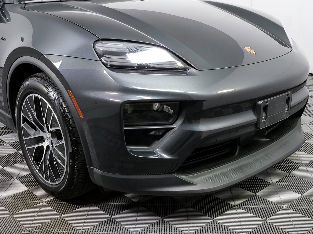 Certified 2025 Porsche Macan Electric image 39