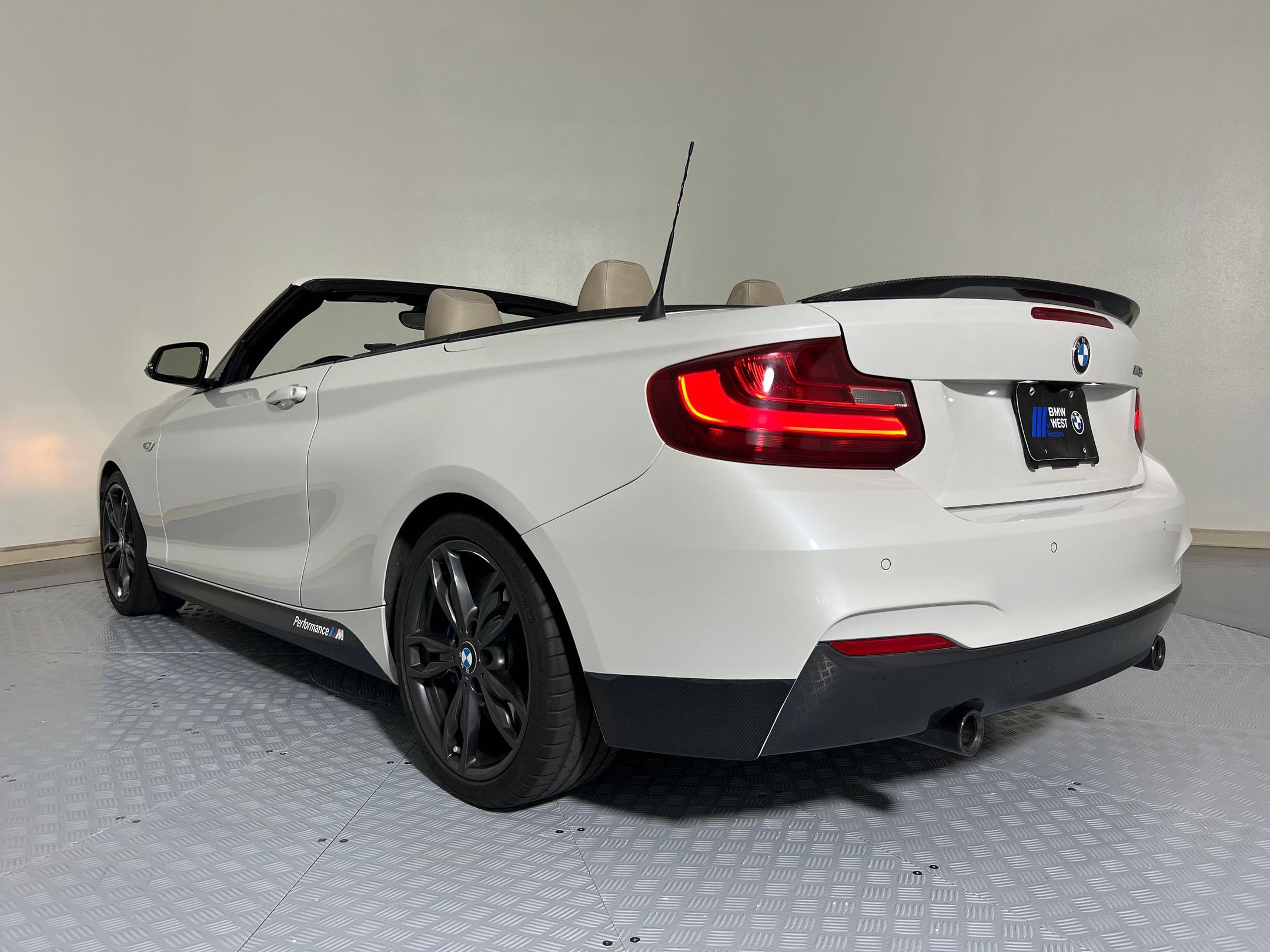 Used 2016 BMW M235i Convertible image 3
