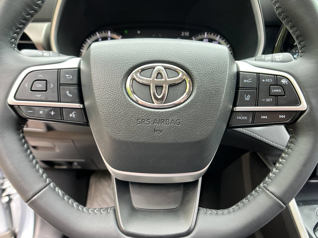 Used 2022 Toyota Highlander XLE AWD/4WD image 15