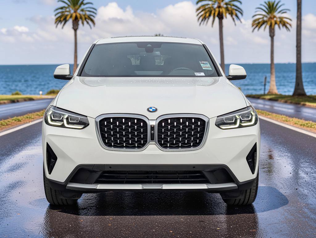 Used 2022 BMW X4 xDrive30i w/ Parking Assistance Package AWD/4WD image 3