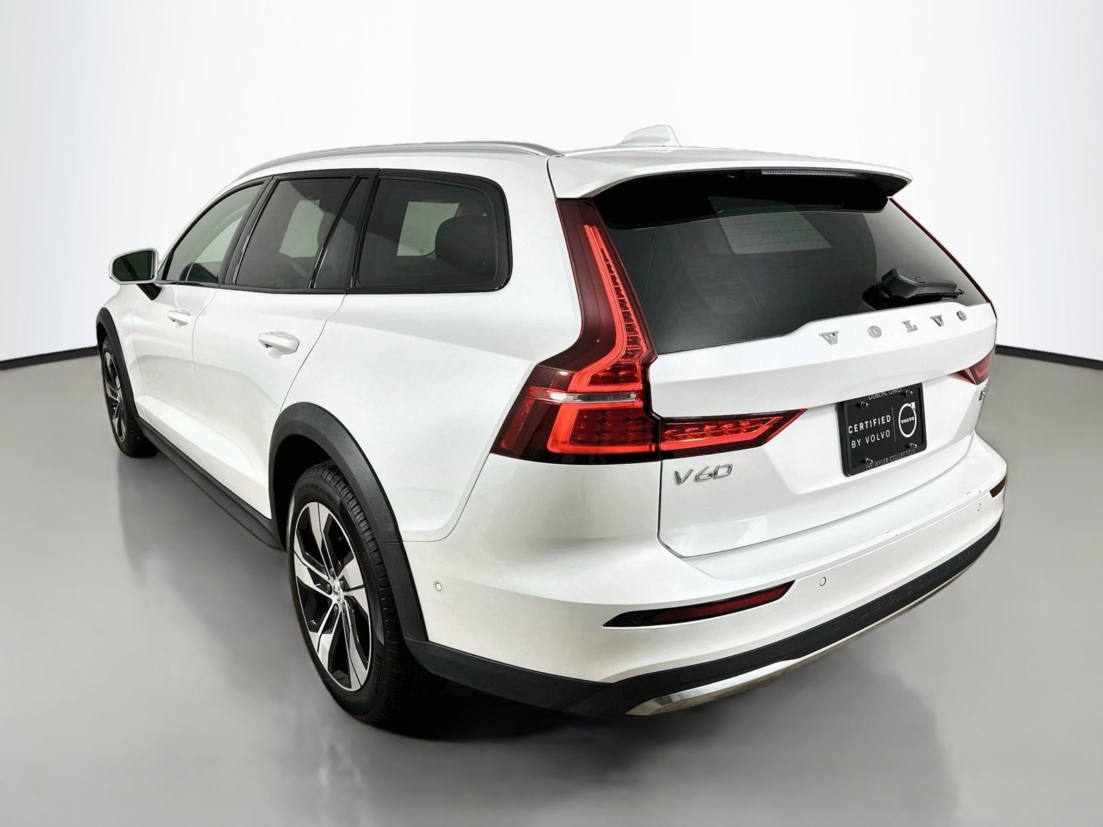 Certified 2025 Volvo V60 B5 Cross Country Plus AWD/4WD image 7