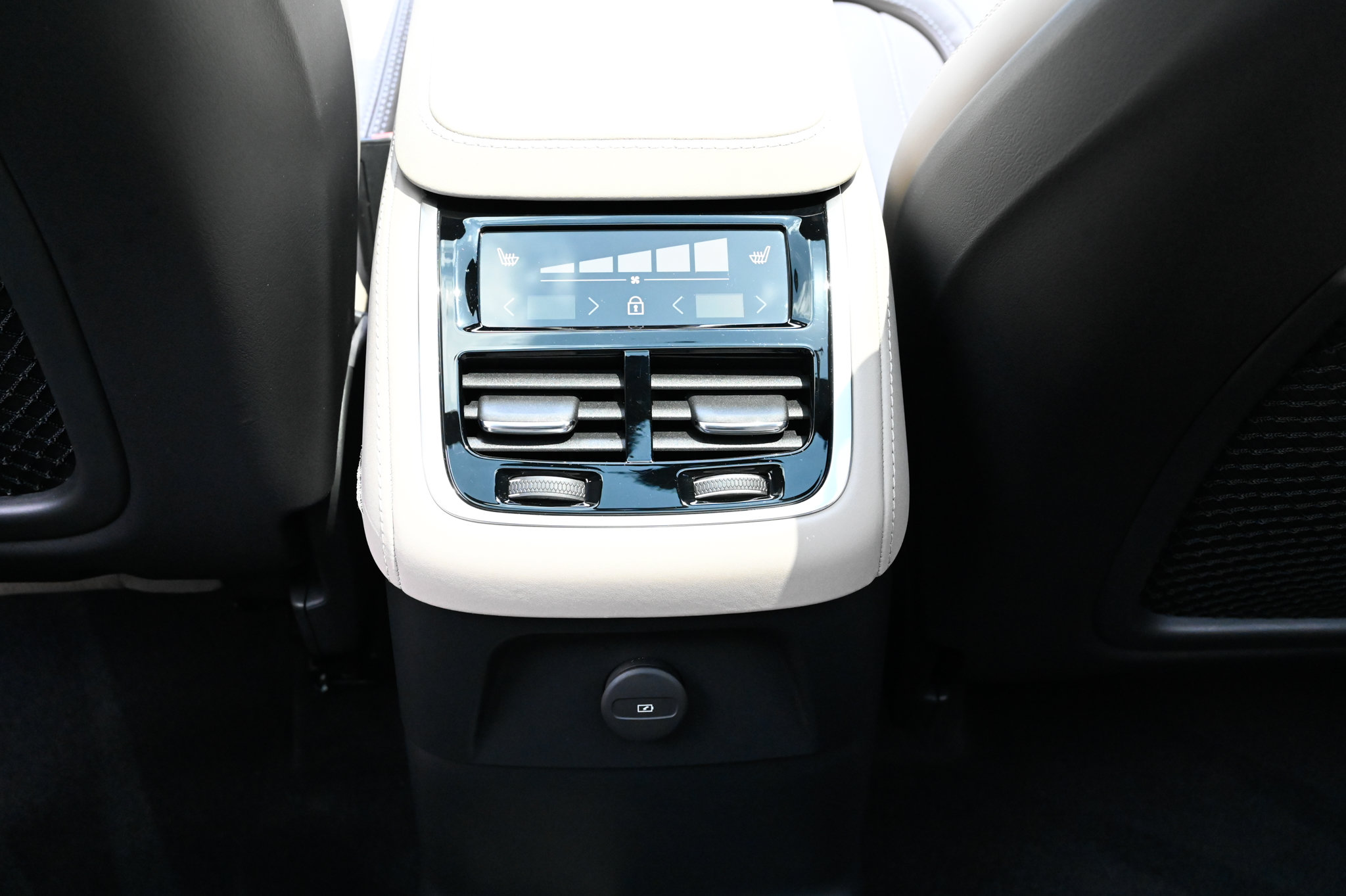 Used 2025 Volvo XC90 T8 Ultra w/ Protection Package Premier AWD/4WD image 42