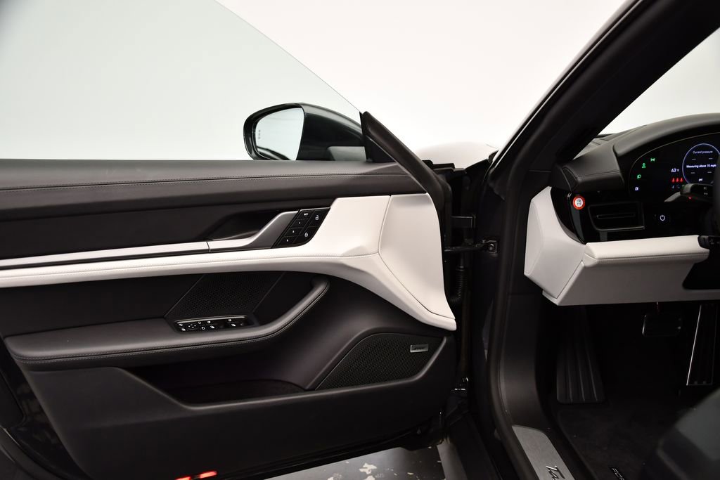 Used 2025 Porsche Taycan image 33