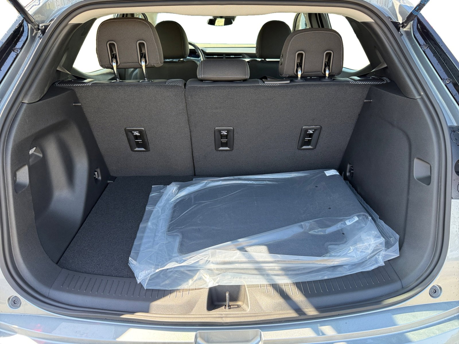 New 2027 Chevrolet Bolt LT w/ Comfort Package image 17