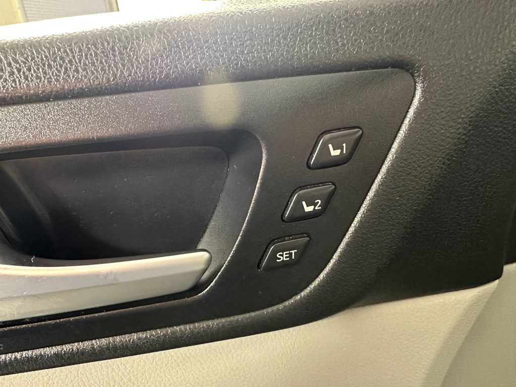 Used 2019 Toyota Highlander Limited w/ Carpet Mat Package (TMS) AWD/4WD image 18