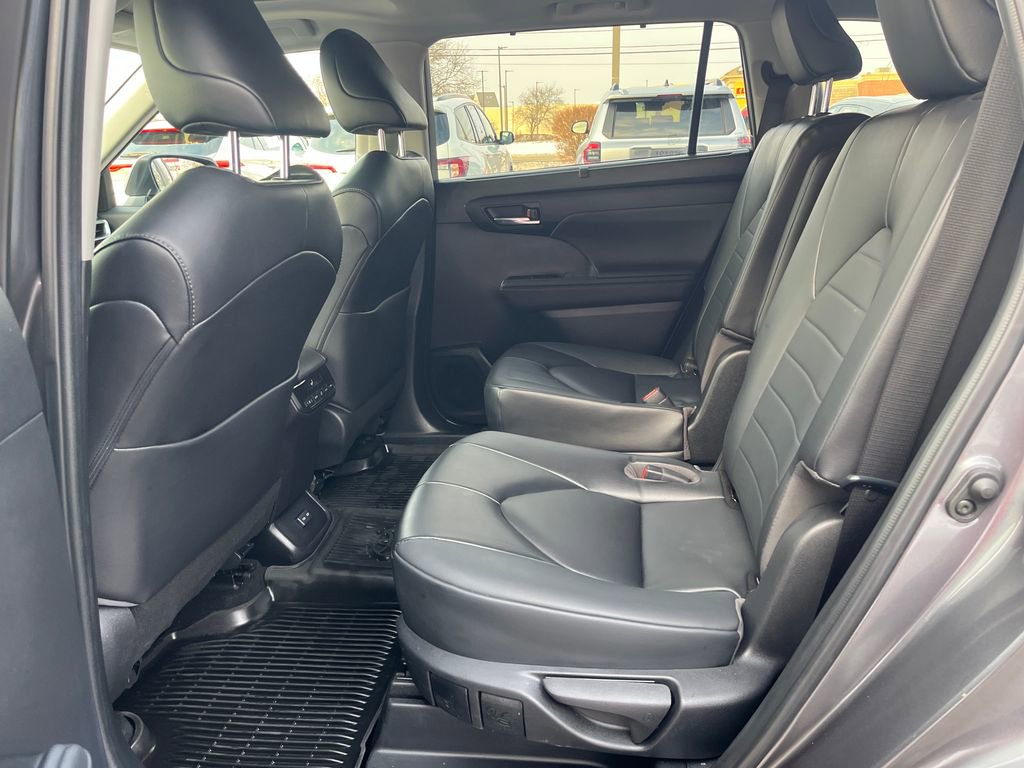 Certified 2023 Toyota Highlander XLE image 28