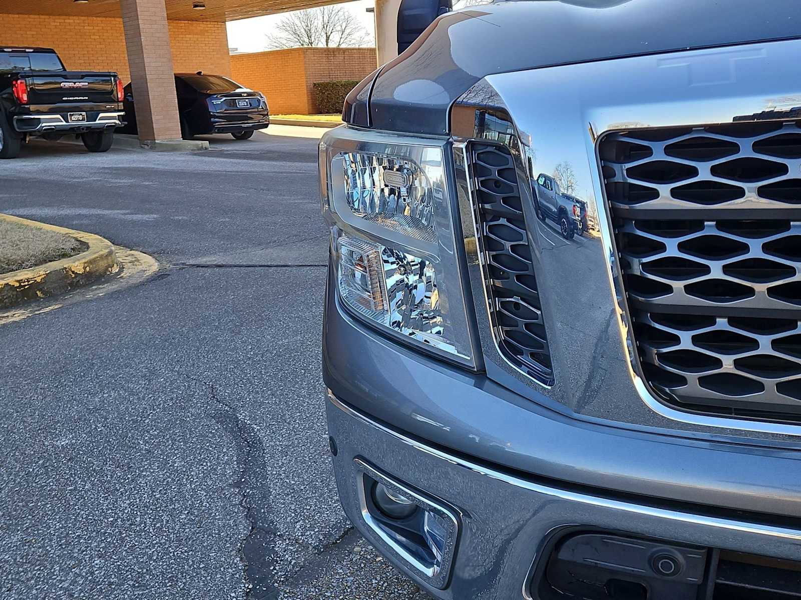 Used 2017 Nissan Titan SV image 11
