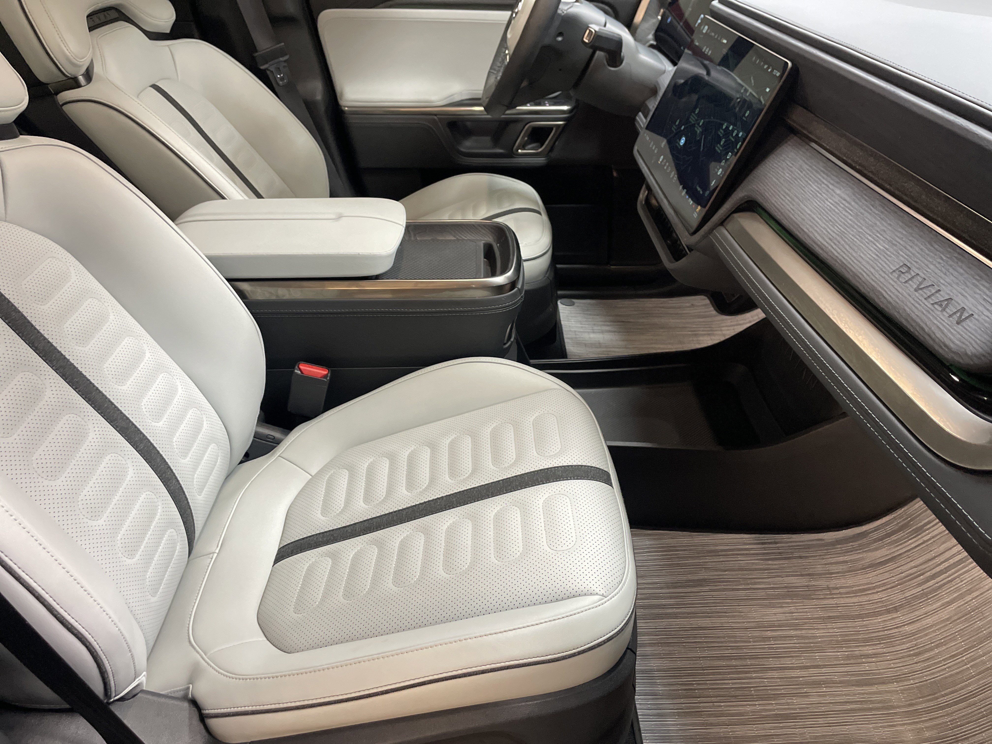 Used 2024 Rivian R1S Adventure image 35