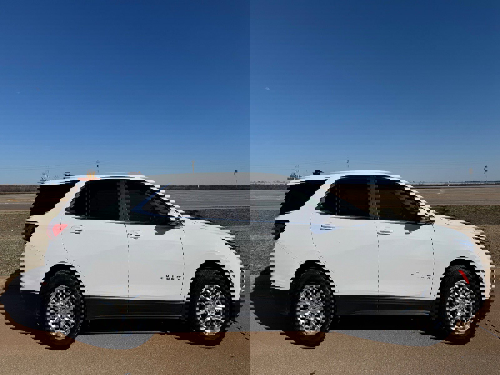 Used 2023 Chevrolet Equinox LT w/ Driver Convenience Package image 2