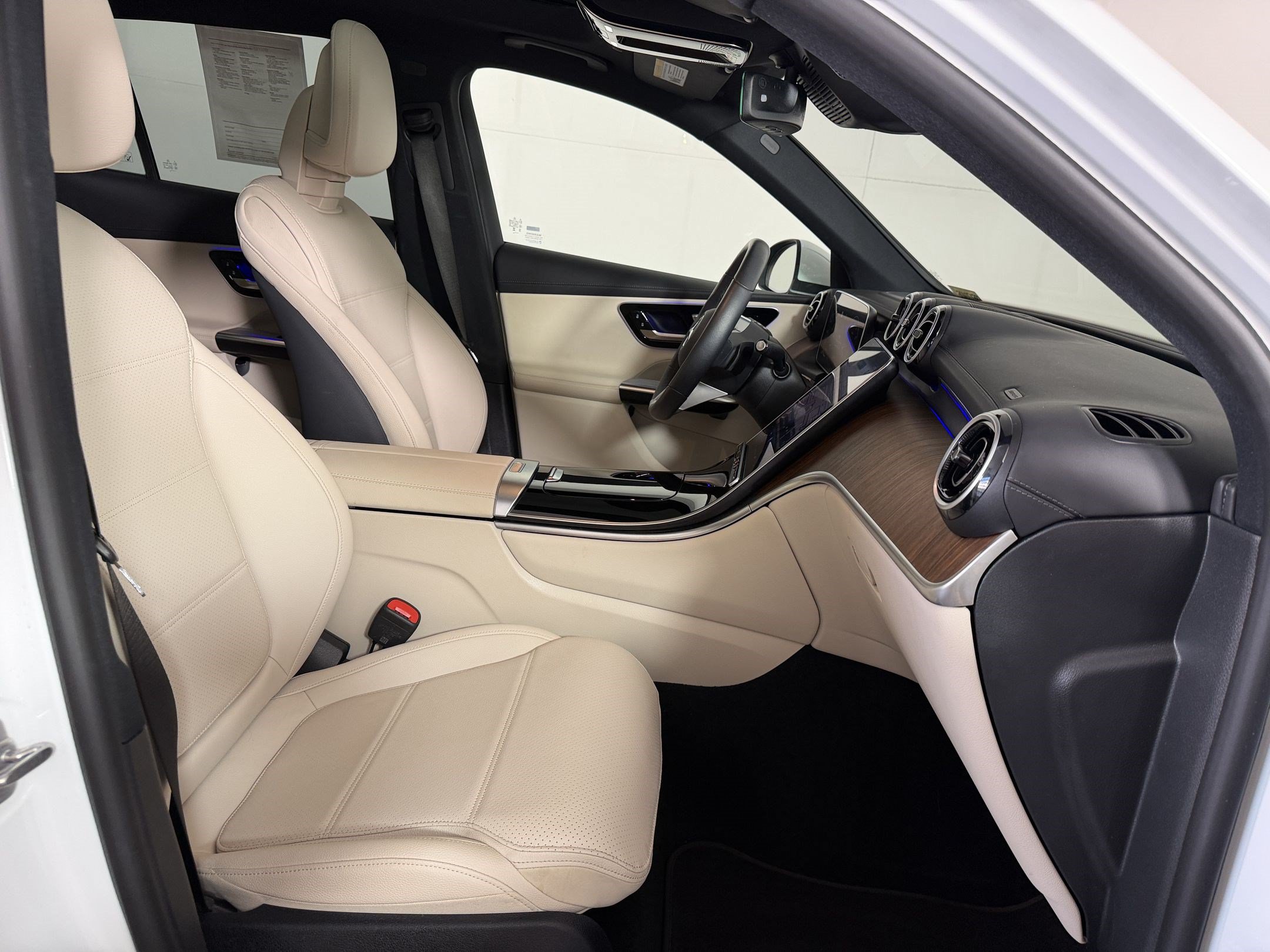 Used 2024 Mercedes-Benz GLC 300 4MATIC image 25