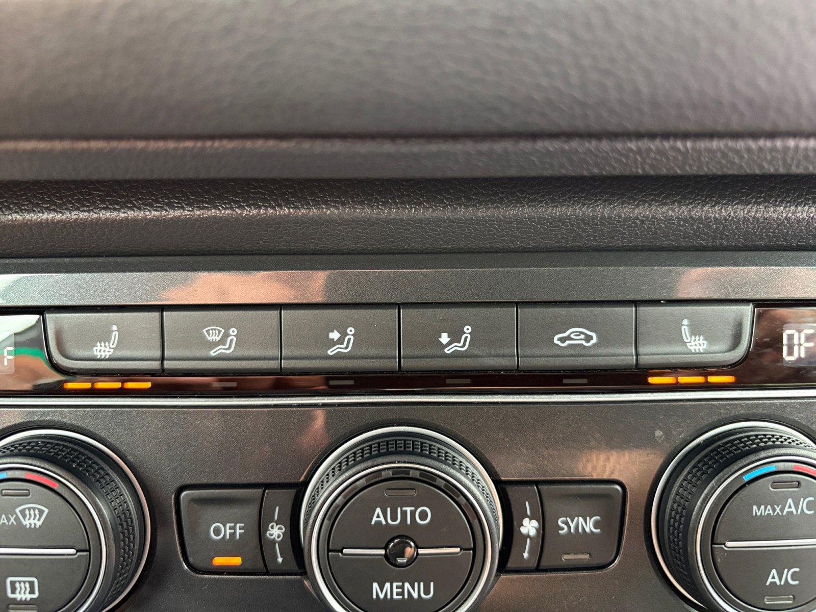 Used 2019 Volkswagen Tiguan SE w/ Panoramic Sunroof Package AWD/4WD image 22