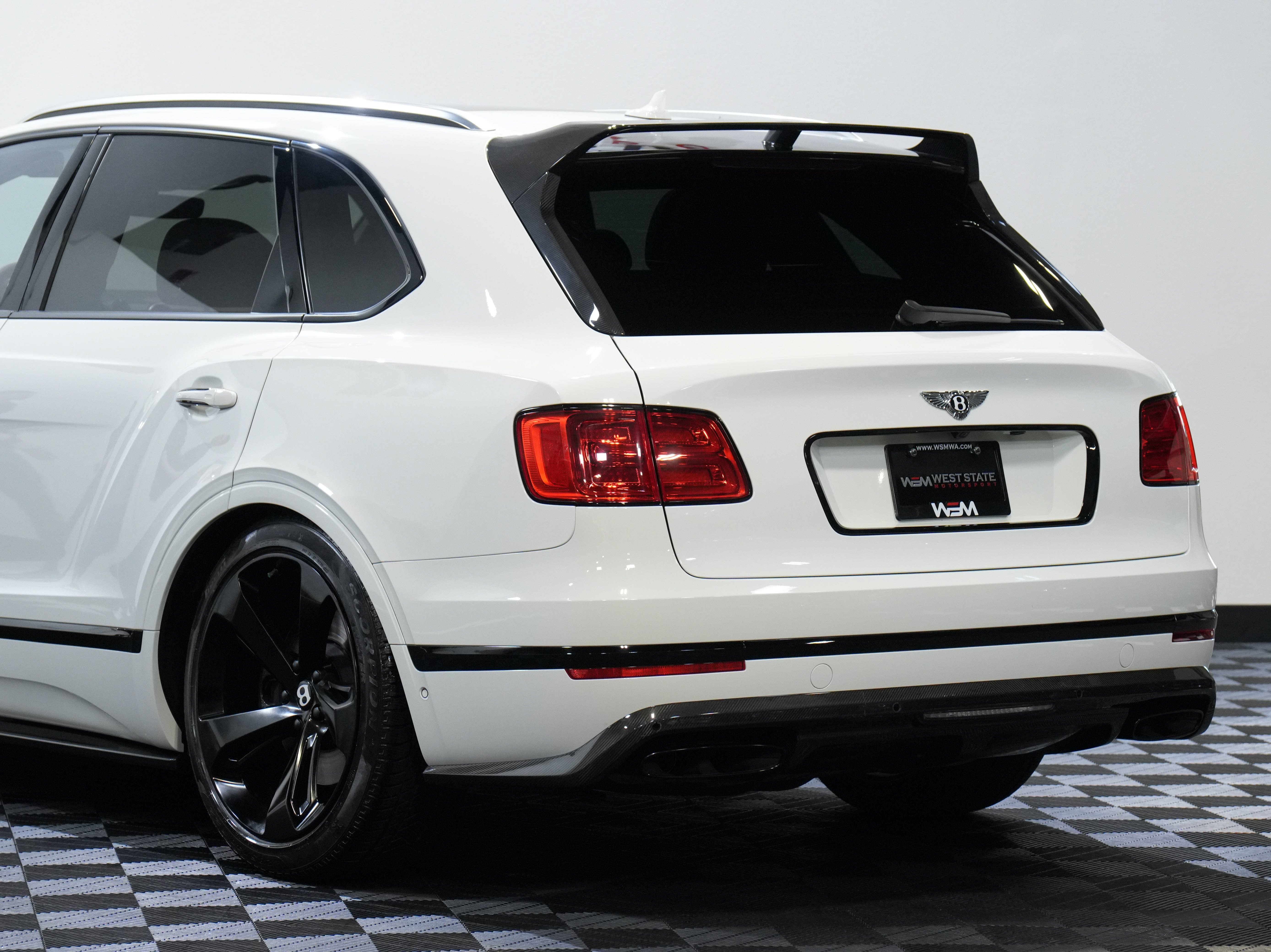 Used 2018 Bentley Bentayga AWD/4WD image 17