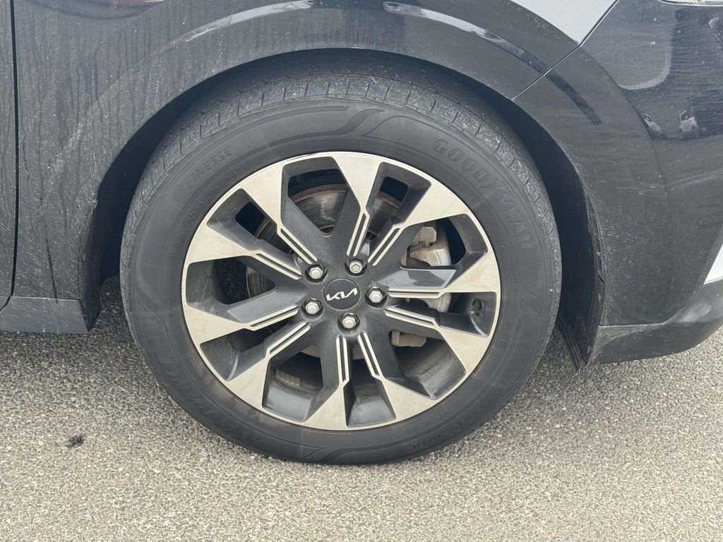 Used 2023 Kia Carnival EX image 8