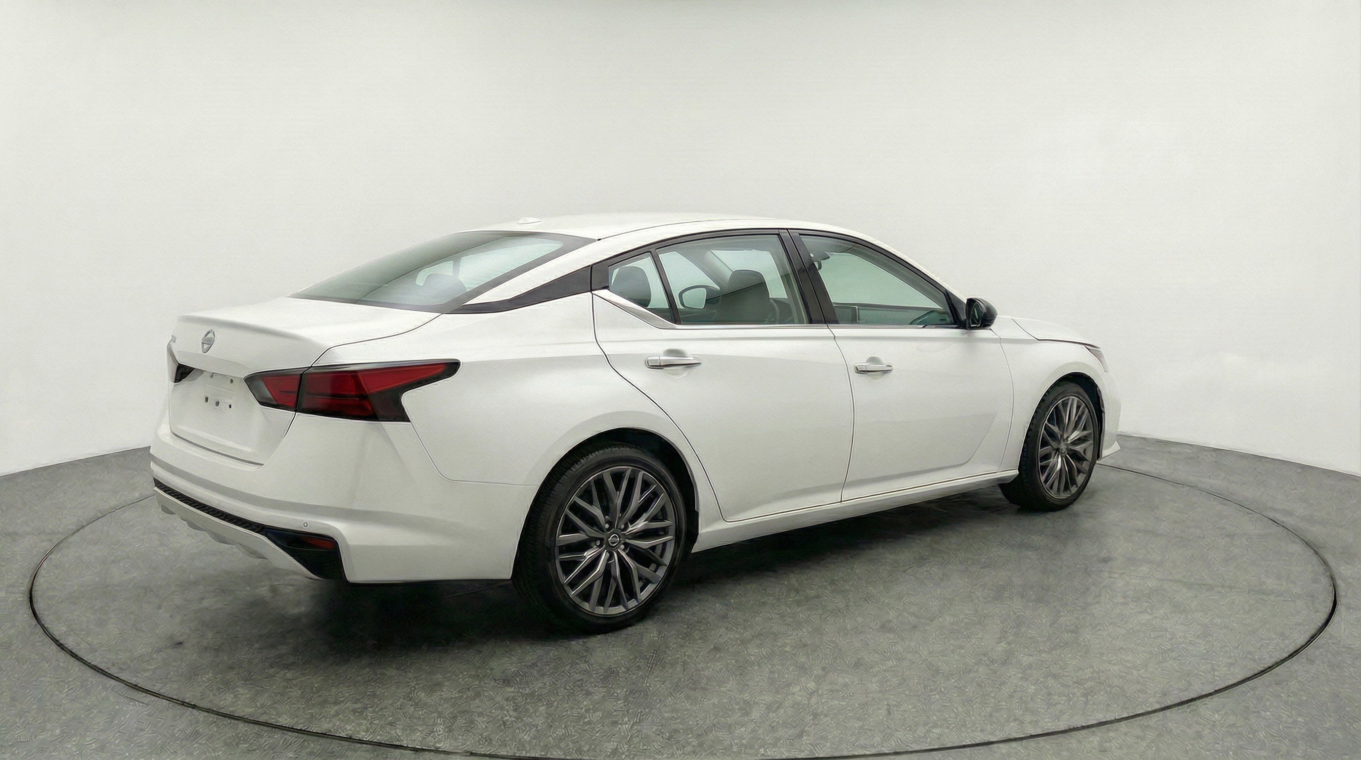 Used 2025 Nissan Altima 2.5 SV image 9