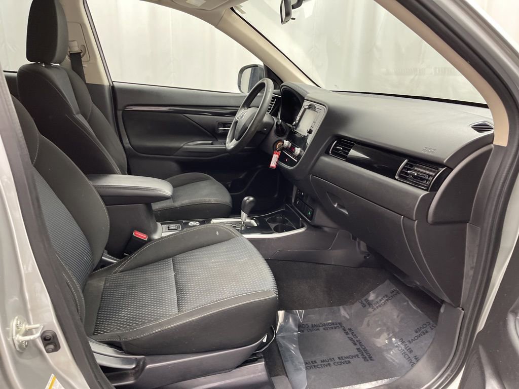 Used 2020 Mitsubishi Outlander ES image 25