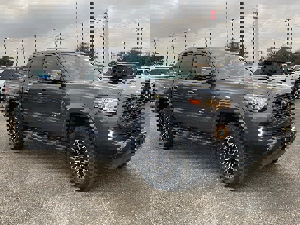 Used 2022 Toyota Tacoma TRD Sport w/ Technology Package image 3