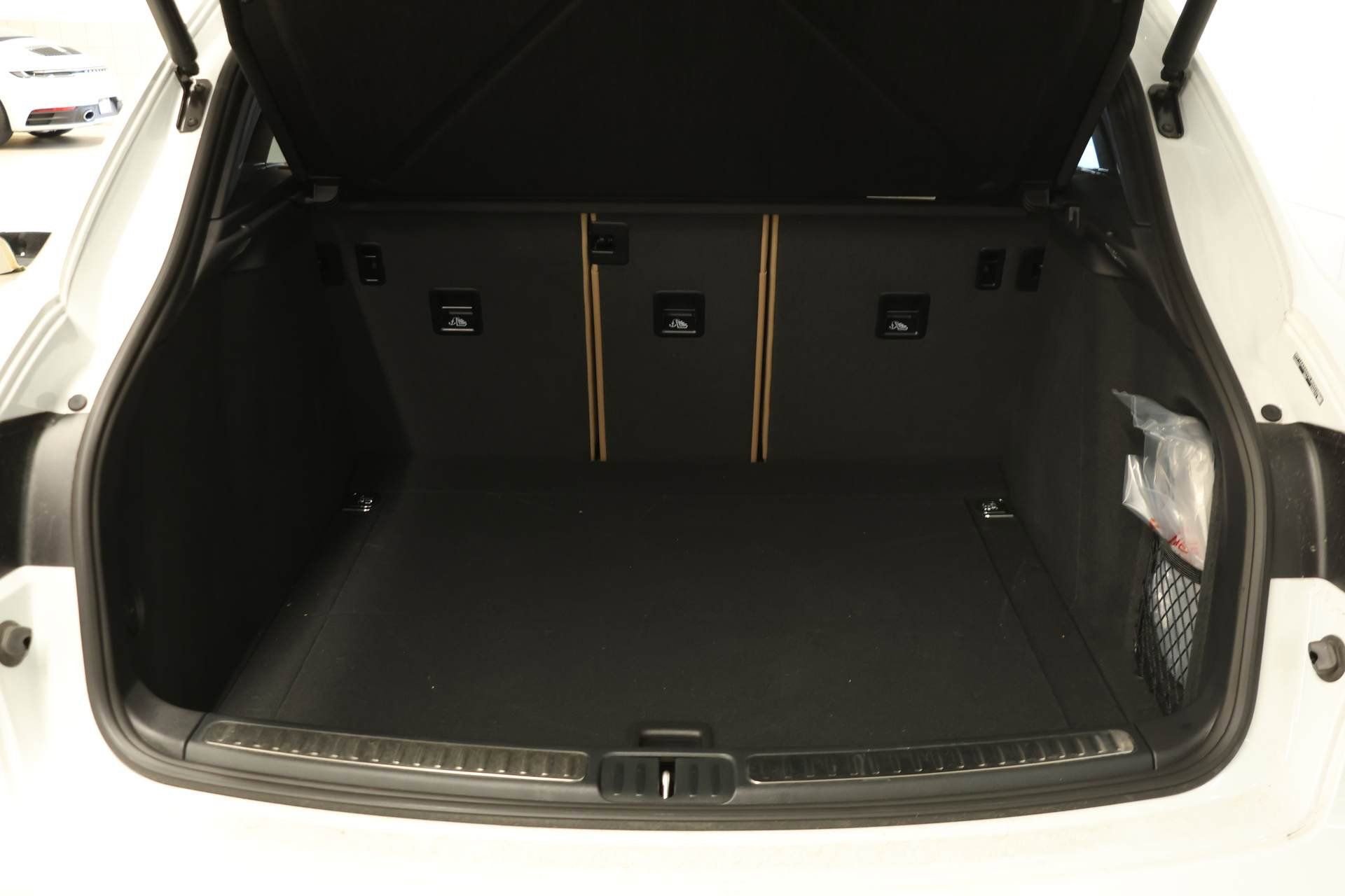 Used 2025 Porsche Macan AWD/4WD image 13