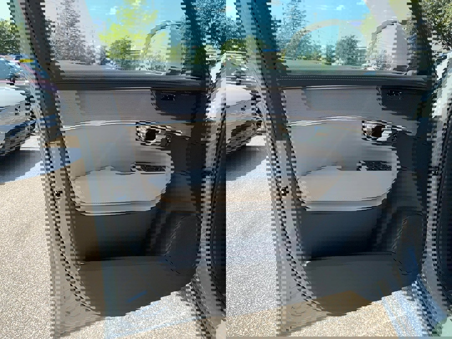 New 2025 Volvo XC90 T8 Plus w/ Protection Package Premier image 10