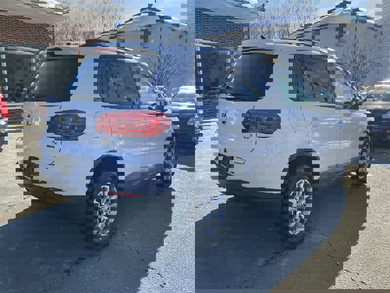 Used 2017 Volkswagen Tiguan S image 5