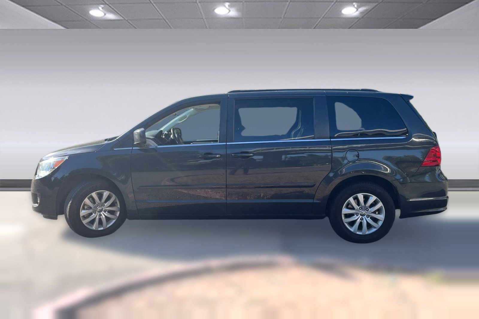 Used 2012 Volkswagen Routan SE image 2