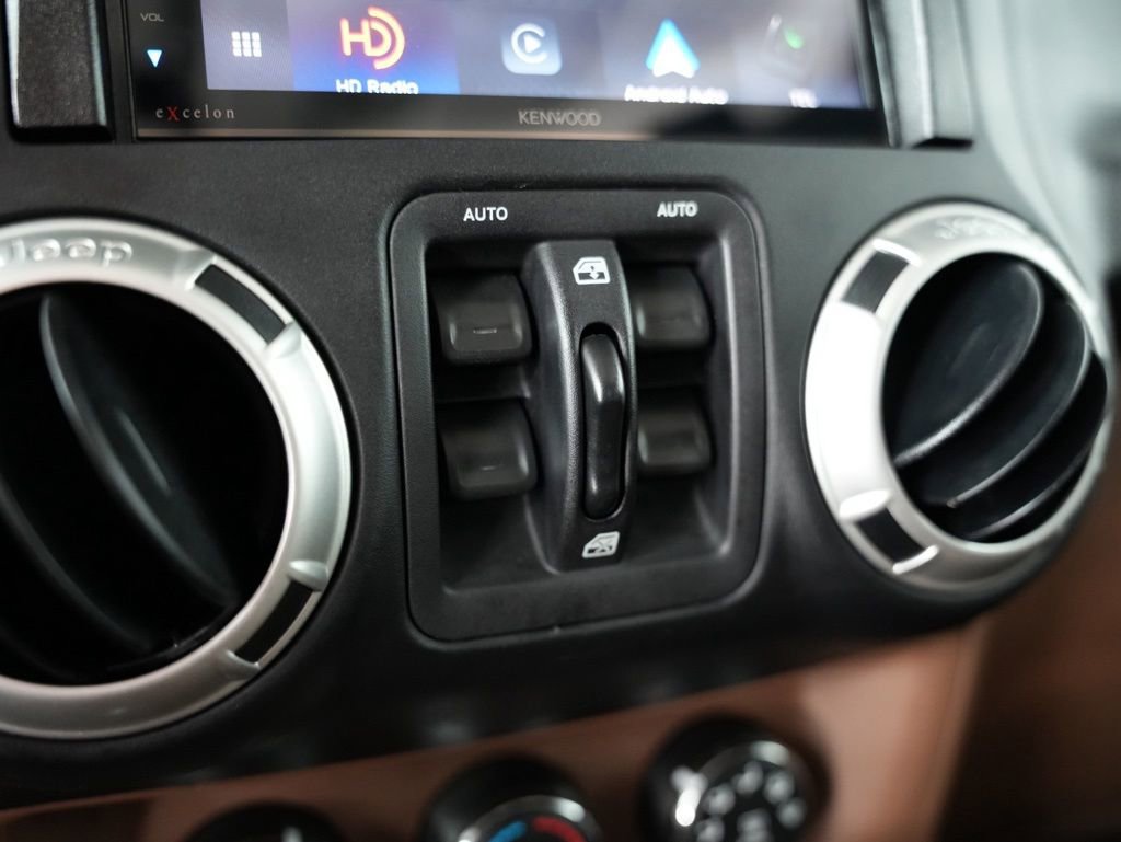 Used 2017 Jeep Wrangler Unlimited Sahara w/ Connectivity Group AWD/4WD image 24