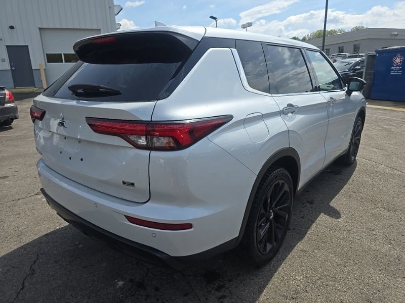 Used 2023 Mitsubishi Outlander SE AWD/4WD image 8